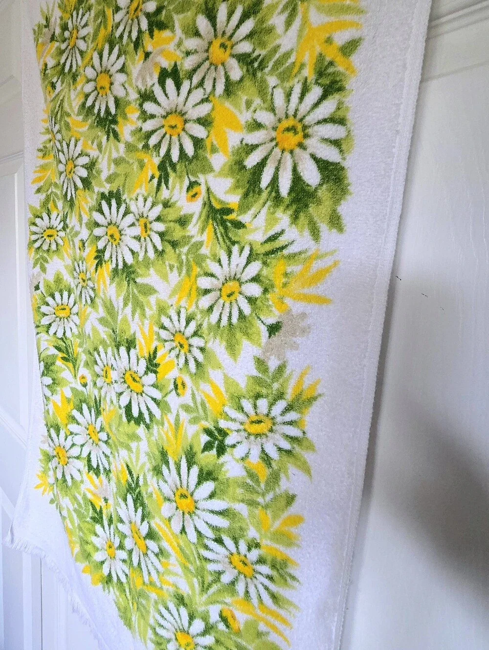 Vintage 1970s Springmaid Daisy Floral Bath Towel 40